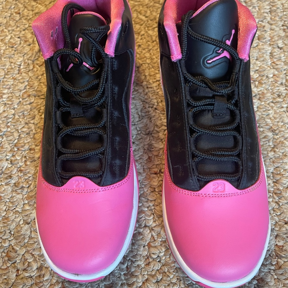 Air Jordan Max Aura 2, like new, size 7 youth